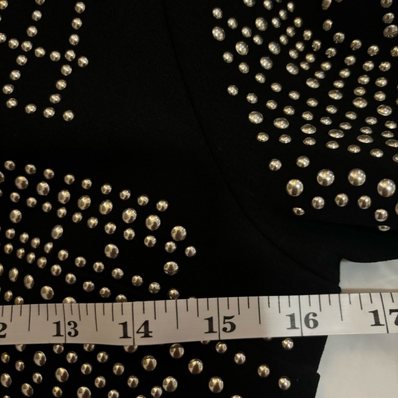 It Girl ✨$4 when bundled✨ long sleeve embellished studded crop top - Picture 6 of 7